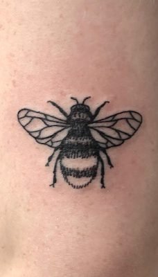 Tattoo, Best Tattoo, Colchester, Essex, Tattoo art, Tattoo Artist, Tattoos, Tattoo design, Top Tattoo, reds tattoo, anna kowacka, essex tattoo, colchester, tattoo ideas, linework, linework tattoo, outline, outline tattoo, bee, bumblebee tattoo, bee tattoo